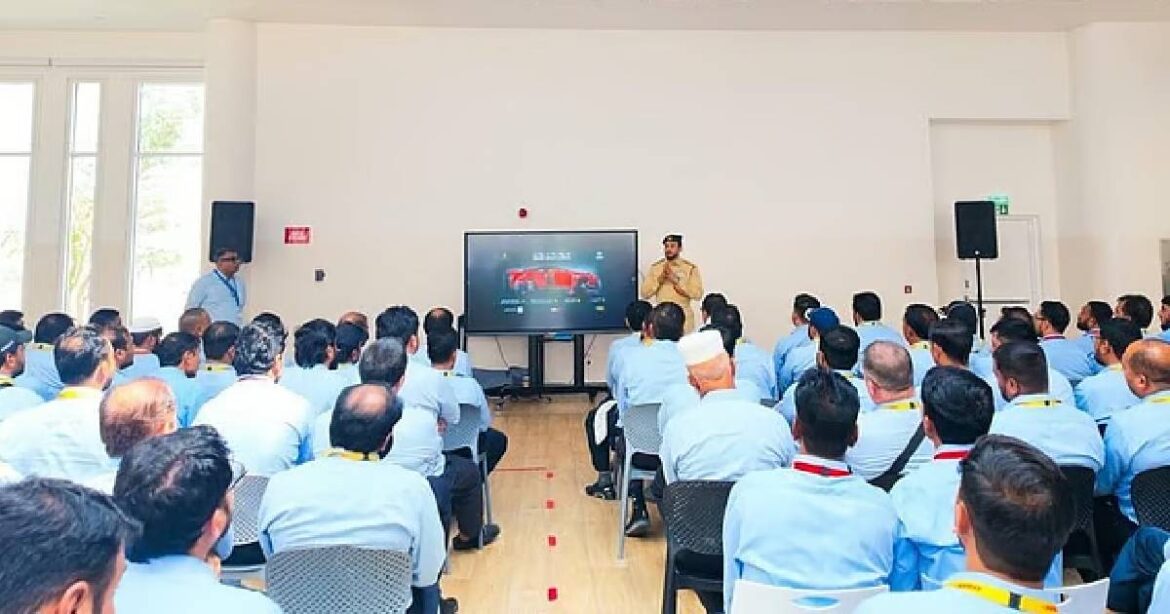 സ്കൂൾ ബസ് ജീവനക്കാർക്ക് റോഡ് സുരക്ഷാ പരിശീലനം നൽകി ദുബായ് പോലീസ്